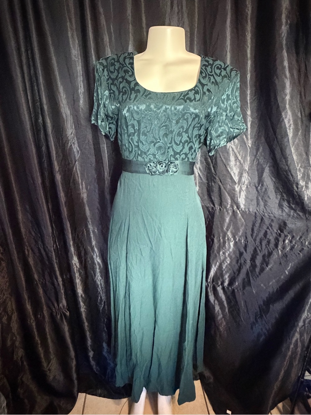 Vintage 90s Women’s Emerald Green Textured Midi Skirt